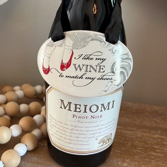 EUC Hallmark Wine Bottle Dorothy Red Shoes Ceramic Tie On Decorative Plate - Picture 2 of 4